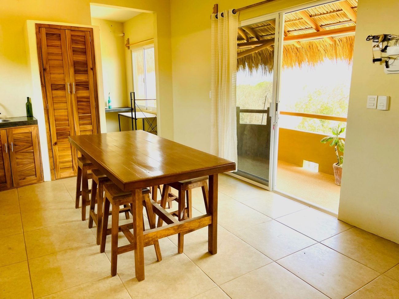 La mesa larga de la casa